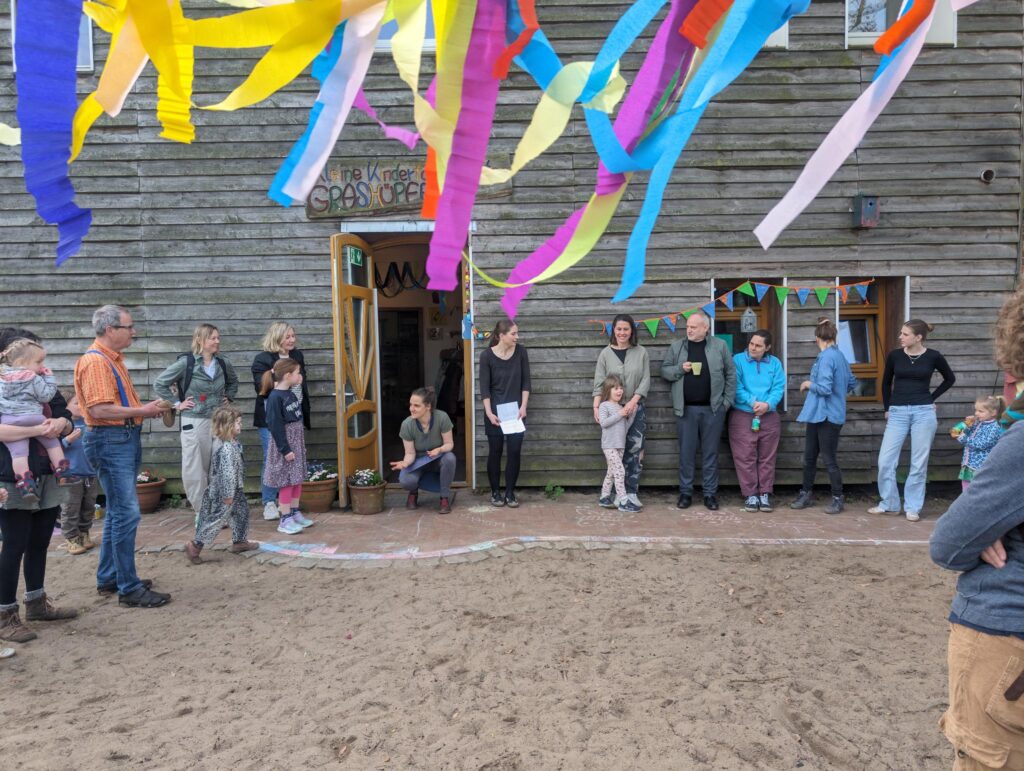Erzieherinnen, Eltern und Kinder der Kita Grashüpfer feiern 25 Jahre