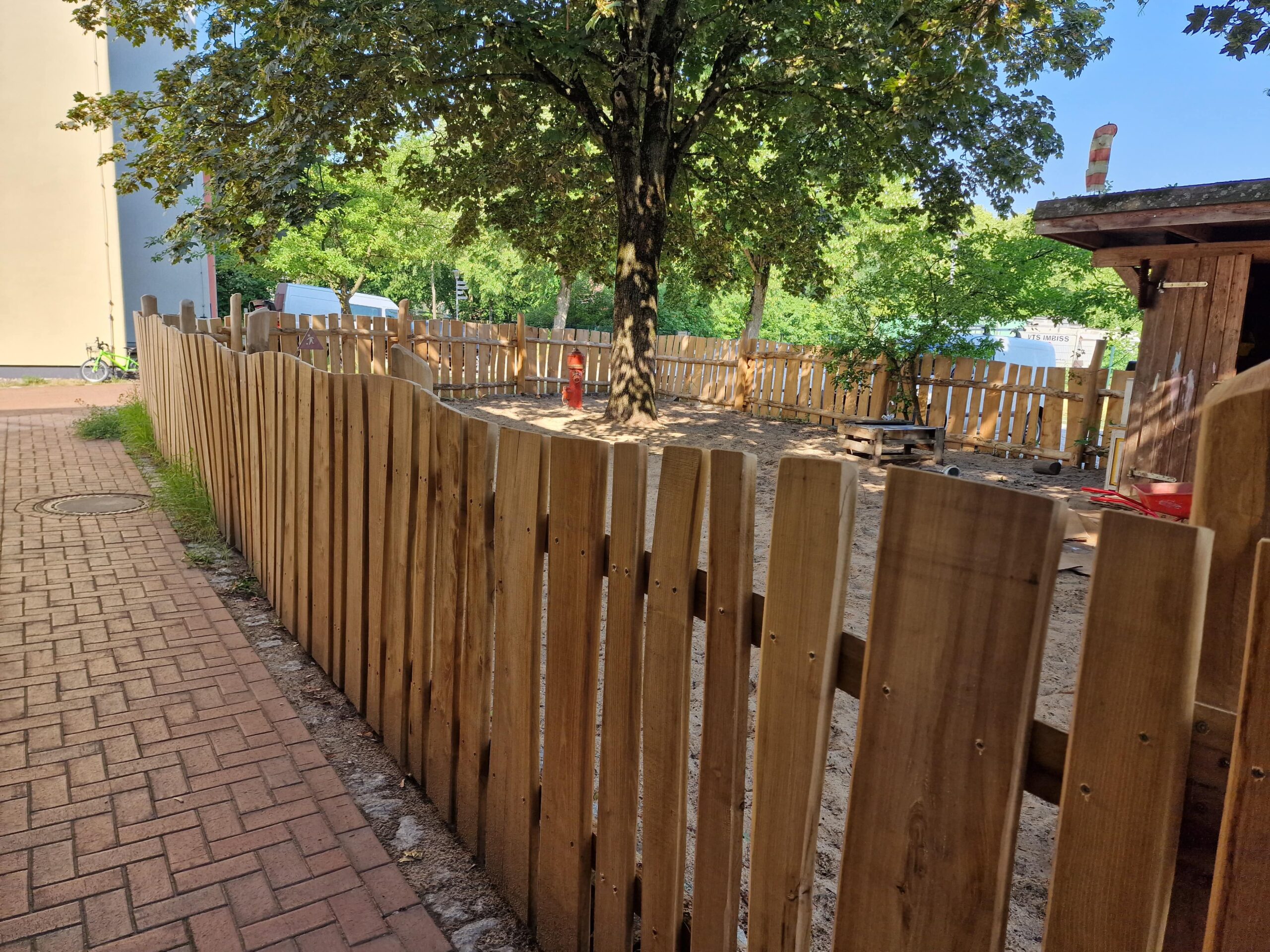 Kita Grashüpfer Zaun Außengelände